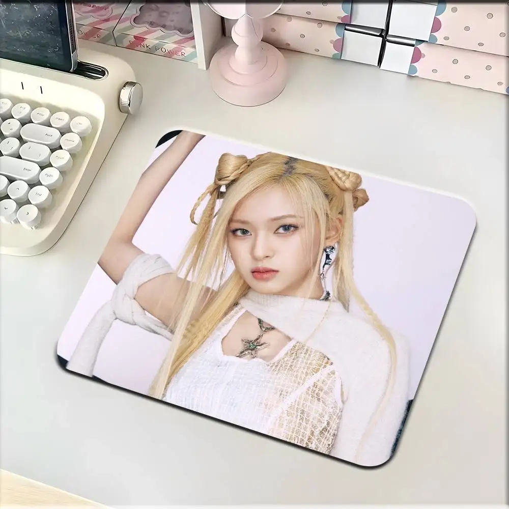 Фото Коврик для мыши Kpop Girls Band BabyMonster, небольшой коврик для мыши с защитой от скольжения для геймеров, прямоугольный противоскользящий резиновый коврик для компьютерного стола №4