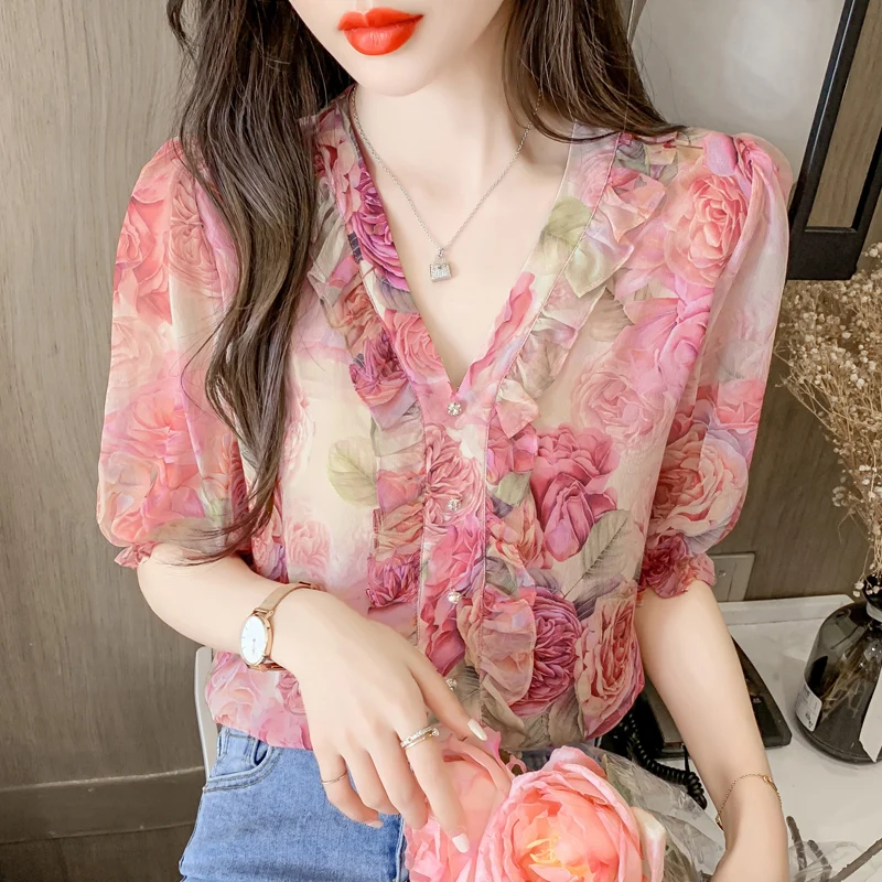 

Блузка шифоновая с V-образным вырезом, коротким рукавом и цветочным принтом