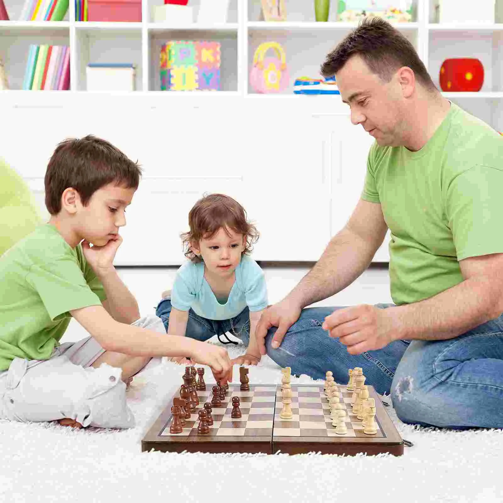 Папа играет в шахматы. Семейная игра в шахматы. Дети с родителями играют в шахматы. Игра в шахматы с папой. Родители играют в шахматы с детьми.