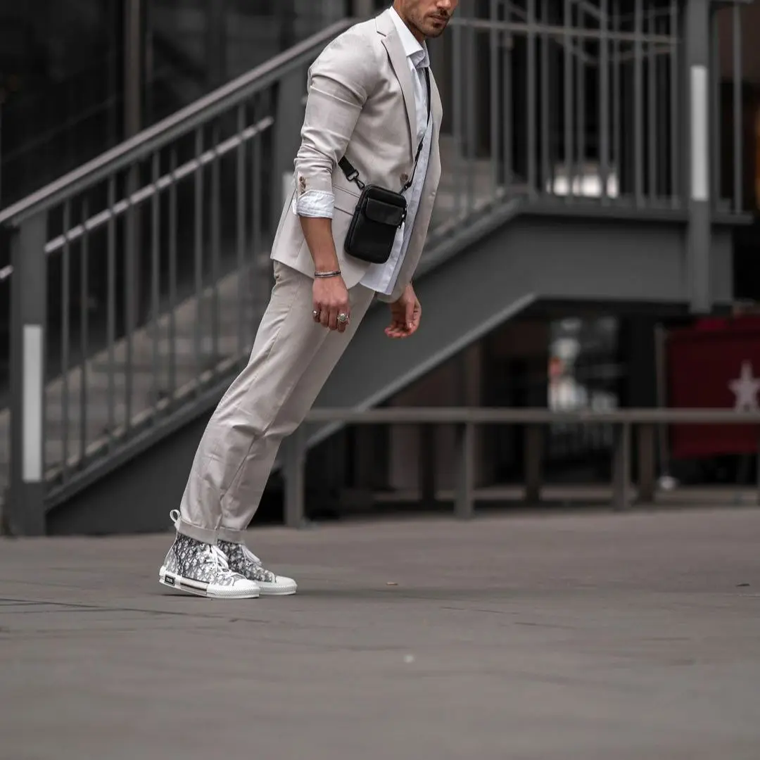 

Светло-серые мужские костюмы с вырезом на лацкане, приталенные модные официальные мужские костюмы из 2 предметов, Свадебный костюм на заказ,...