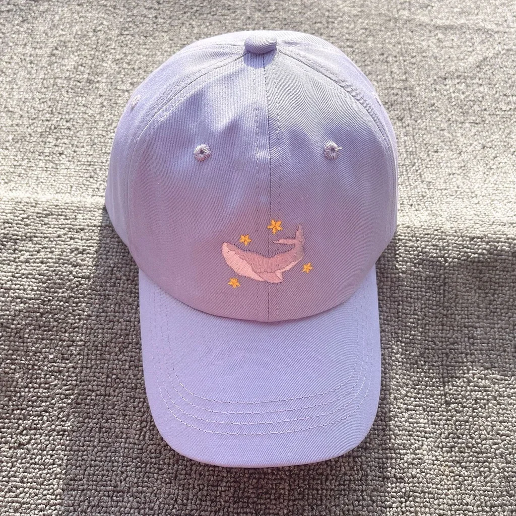 

Бейсболка с вышивкой в виде китайского Кита