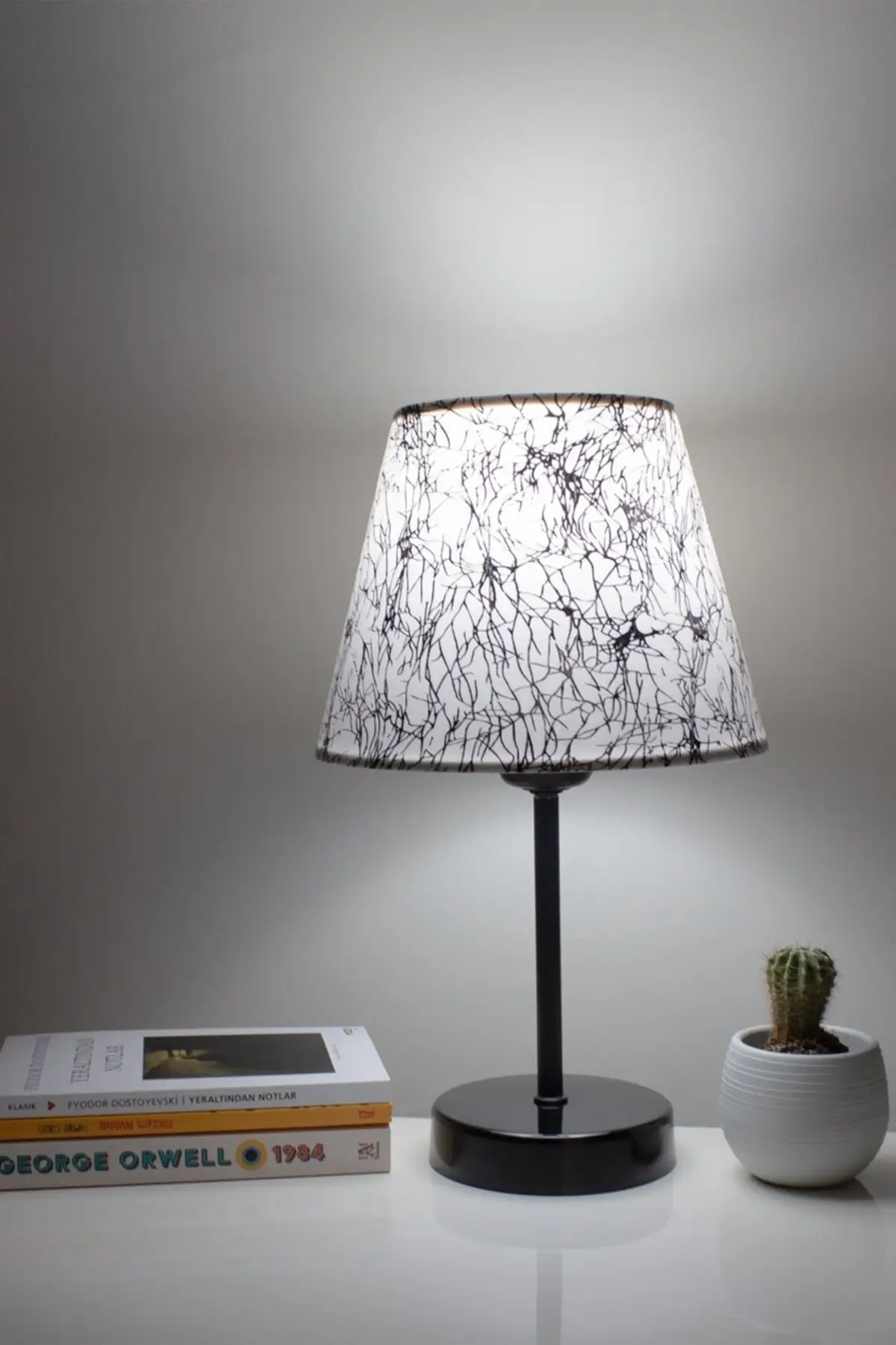 

Gilded Modern Bedroom Lampshade Black Standing Table Lamp