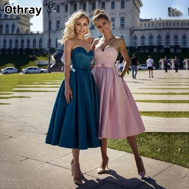 Короткое атласное платье-трапеция с карманами без рукавов