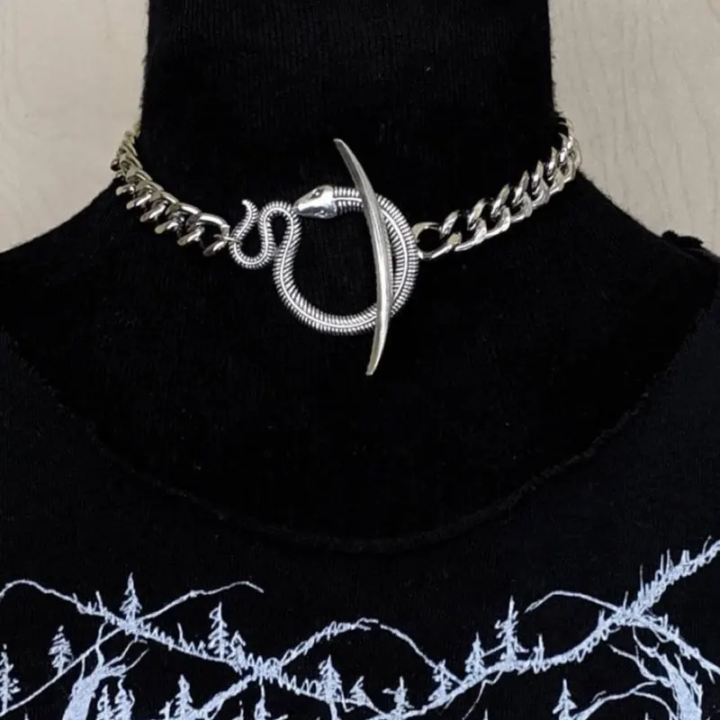 

Punk Metal Thick Chain Hip-Hop Exaggerated Annular Snake Head Pendant Necklace Gothic Short Chain Fashion Jewelry Accessories