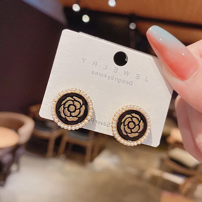 

Летние индивидуальные круглые серьги в виде роз женские модные одинаковые простые темпераментные серьги в винтажном стиле бриллианты для ...