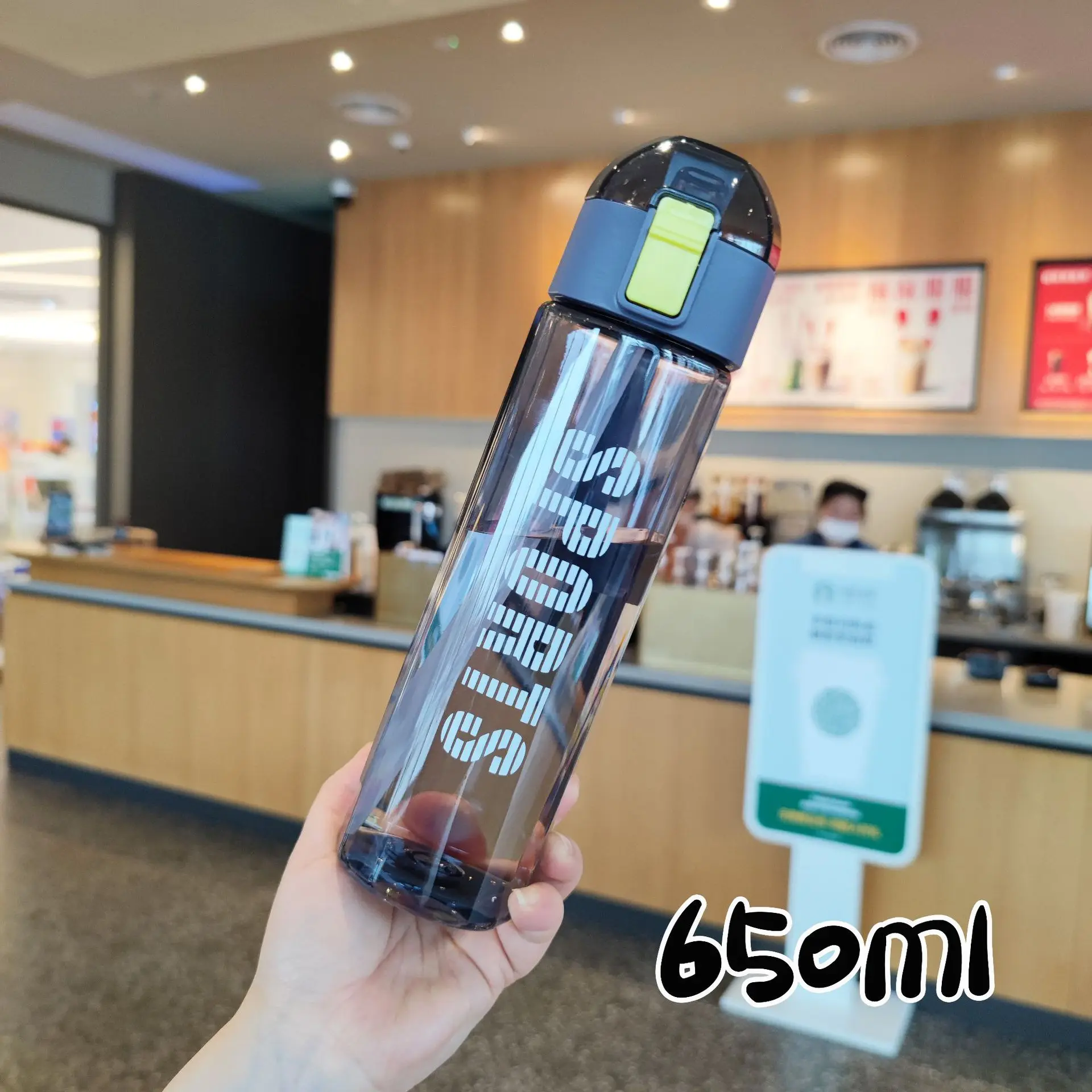 Square Sports Fitness Water Bottle Portable Silicone Carrying Handle Mug Sipper Straw Mug with Locking Closure Water Bottle