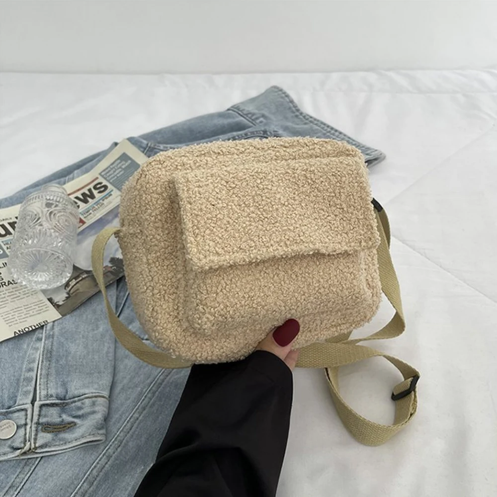 

Khaki Plush Crossbody Bags Women Designer Lambs Wool Fluffy Fur Vintage Shoulder Handbags Winter Warm Versatile Ladies Sling Bag