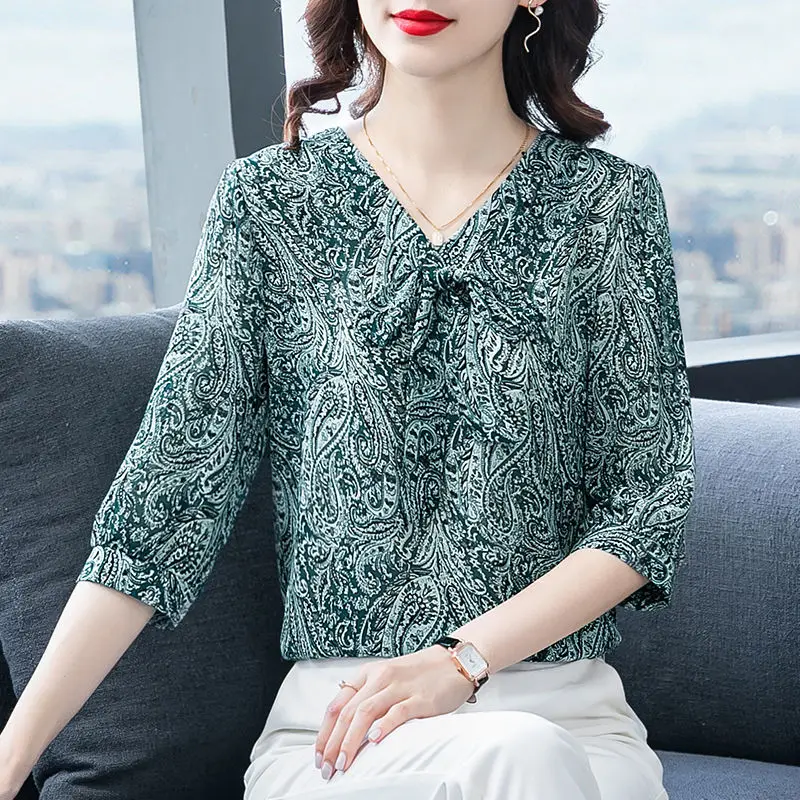 

2022 Summer Women's Fashion Floral Chiffon Shirts Female Short Sleeve Printed Tops Shirts Ladies Large Size Loose Blouses D88