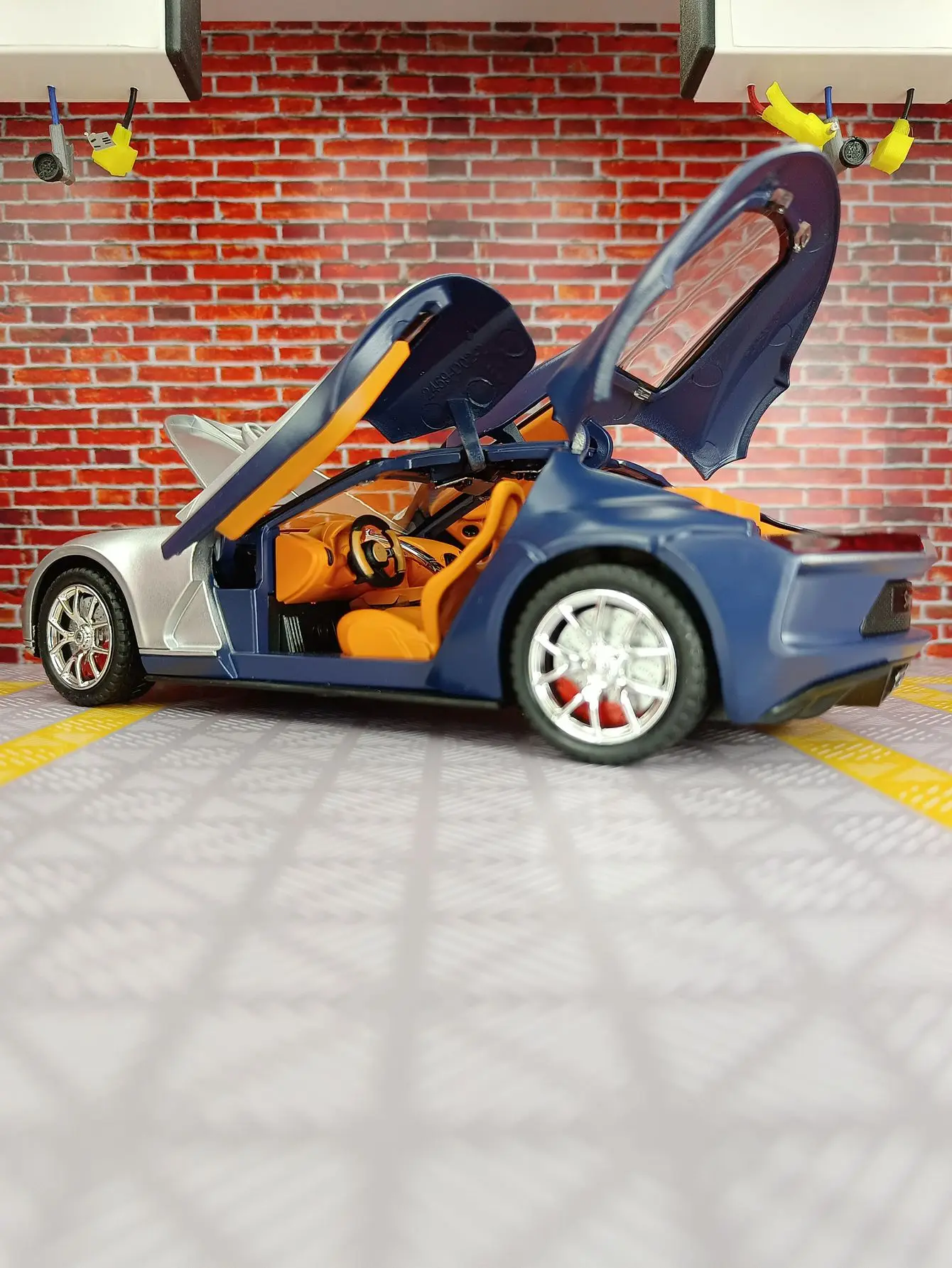 Фото Модель Bugatti Atlantic из сплава металлов в масштабе 1:24, симулирующая звуковые и световые эффекты, богатая деталями, тонкая работа. №5