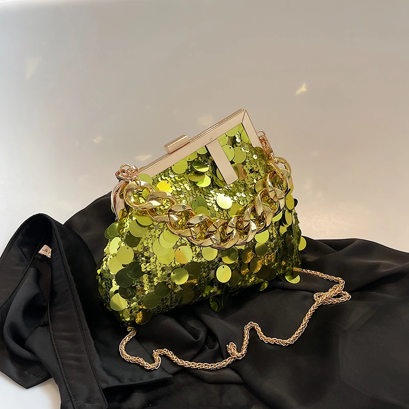 

Роскошная женская сумка через плечо с большими блестками и цепочкой