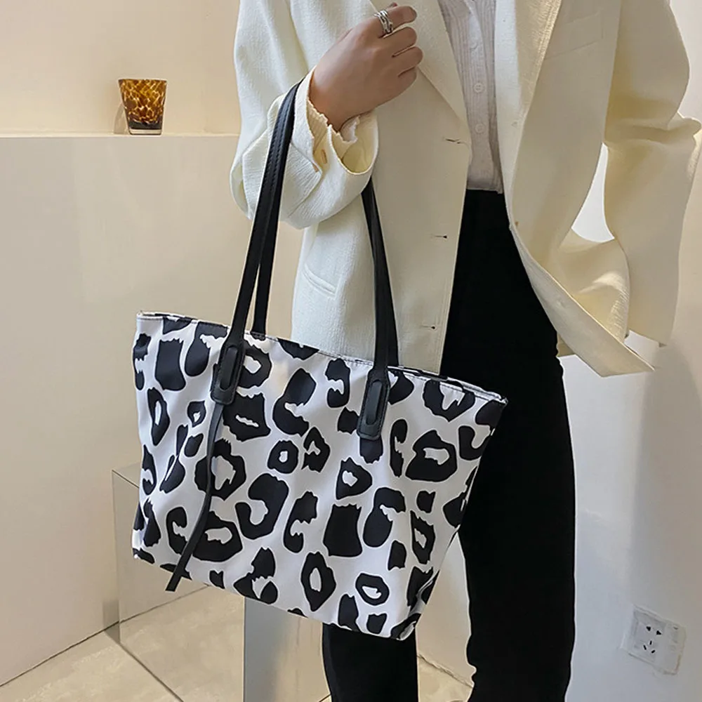 Женская сумка среднего размера с леопардовым принтом