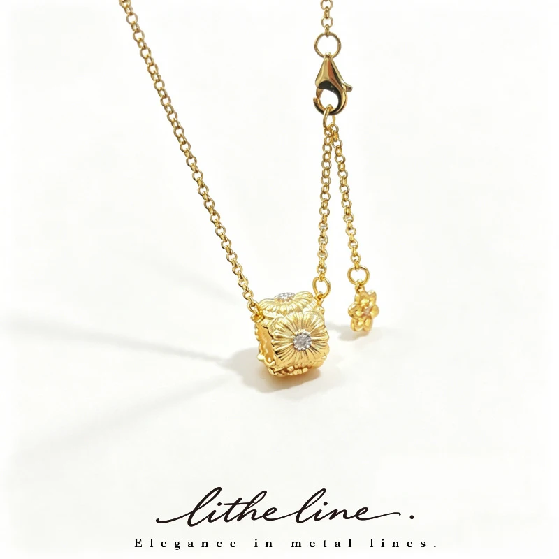 Фото Ожерелье-подвеска Litheline из латуни с позолотой 18K, в форме бочонка с ребристым краем, с прозрачным акцентом в центре, гипоаллергенное ювелирное изделие №1