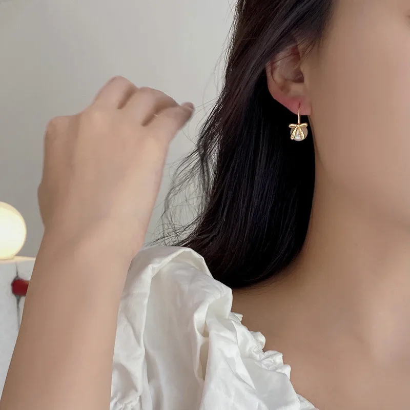 Серьги-подвески из серебра 925 пробы с жемчугом и бантом