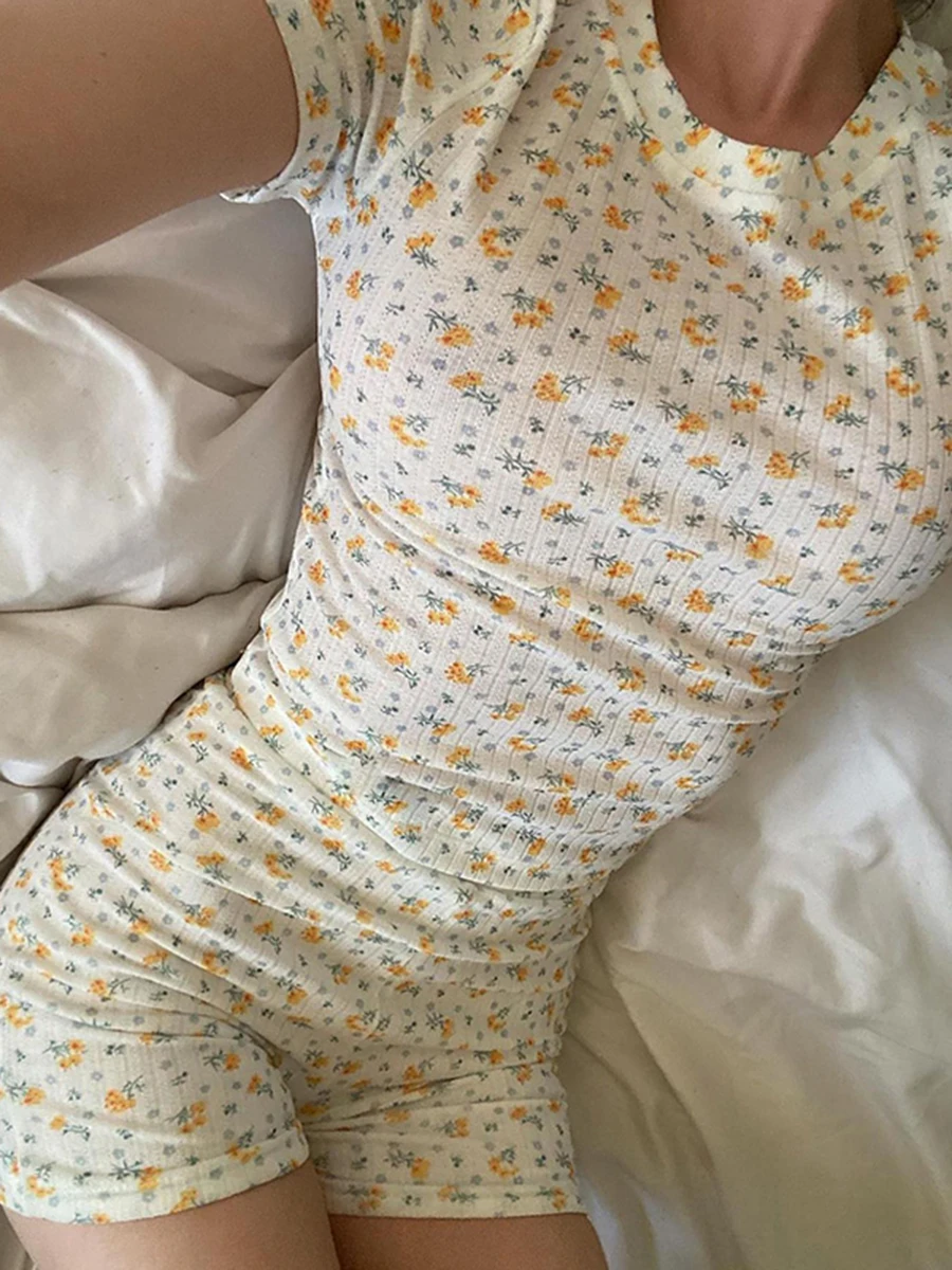 

Женский трикотажный комплект из 2 предметов, футболка с длинным рукавом и шорты с высокой талией и цветочным принтом