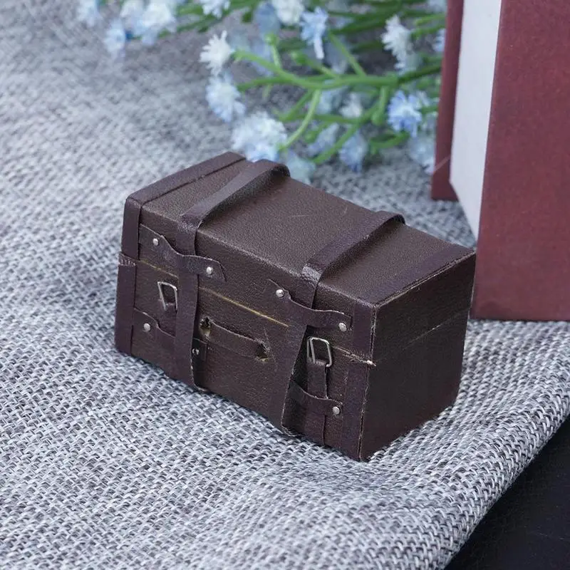 

1:12 миниатюрный винтажный чемодан, портативный Дорожный чемодан, украшение для кукольного домика, аксессуары для мебели, игрушечный костюм ...