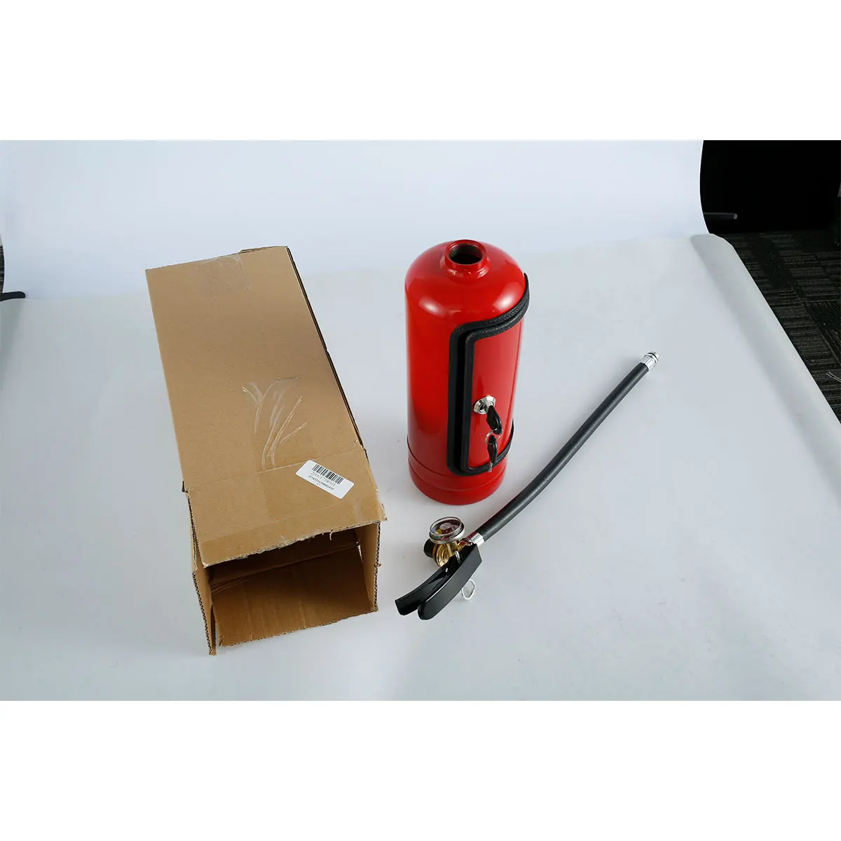 

Винный ящик с замком для имитации огнетушителя