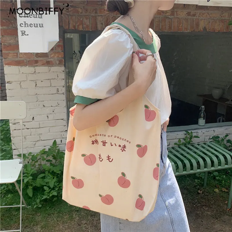 

Сумка-тоут женская с принтом в виде клубники, милая эко-сумка на плечо в японском стиле, дизайнерский саквояж для школьниц с персиковым прин...
