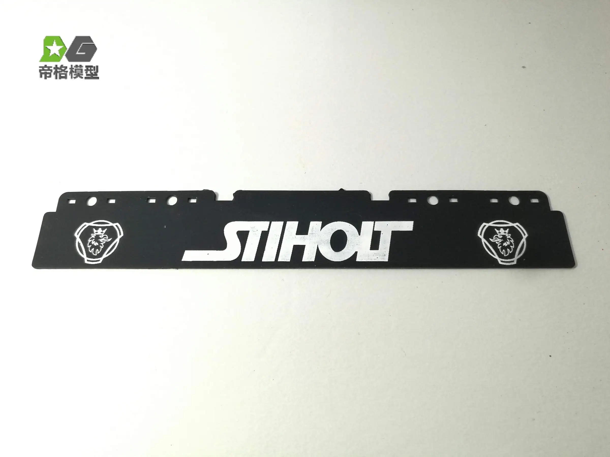 Дешево Задний фонарь DG 1/14 56357 резина для Scania Man Actros RC трактор