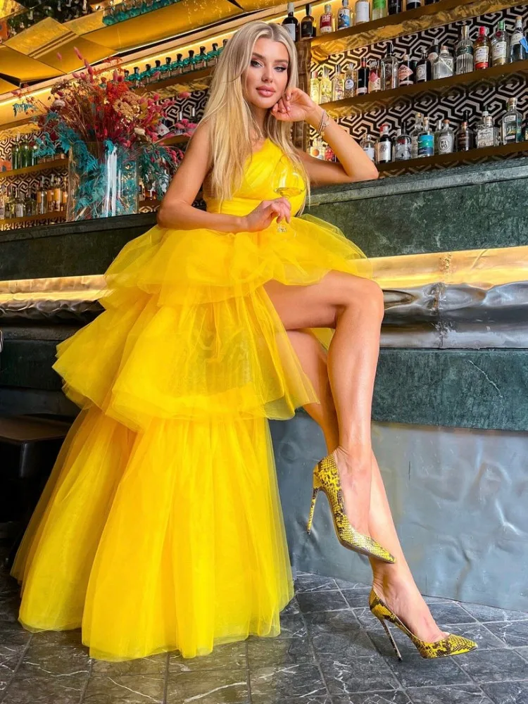 

Роскошное пикантное Сетчатое Плиссированное желтое платье макси на одно плечо Laura Kors 2023, длинное блестящее платье для вечернего клуба