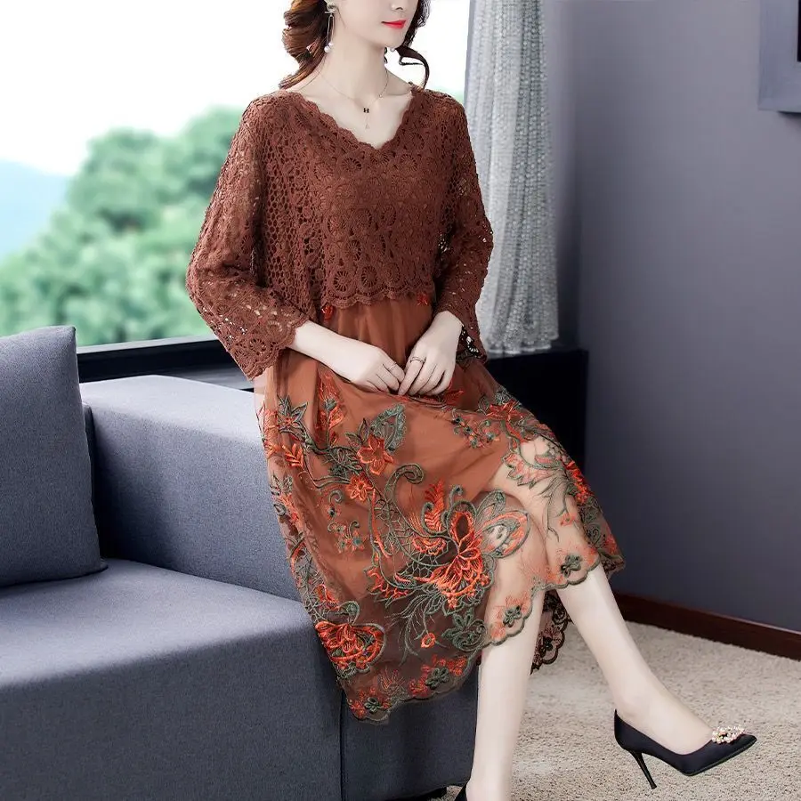 

Женское шелковое платье-миди с цветочной вышивкой и V-образным вырезом