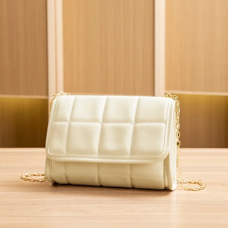 Маленькая квадратная сумка с вышивкой новая модная универсальная однотонная