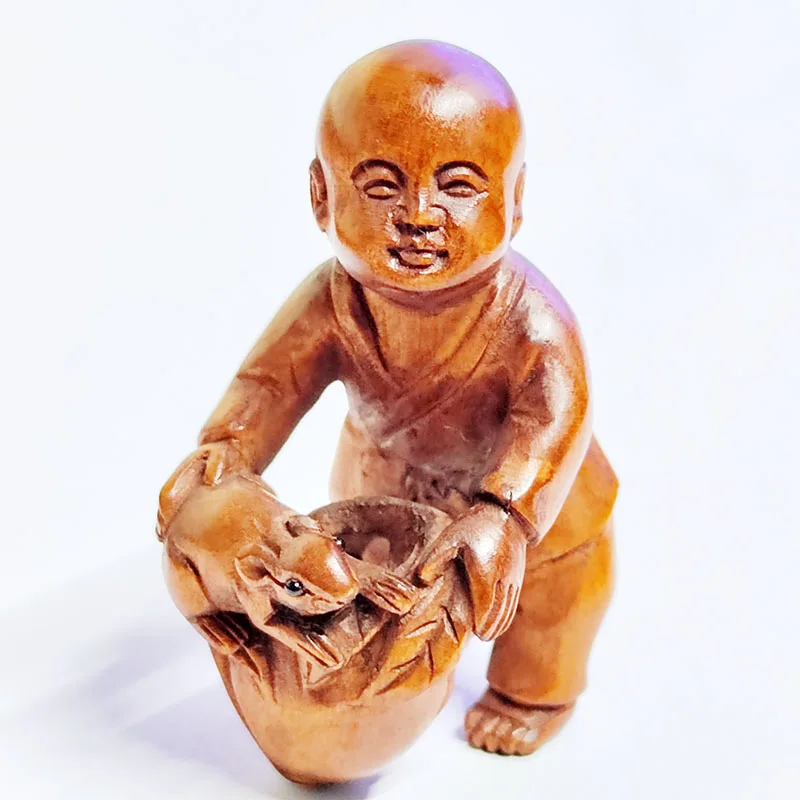 

Фигурка из самшита мальчик-монах и мышка