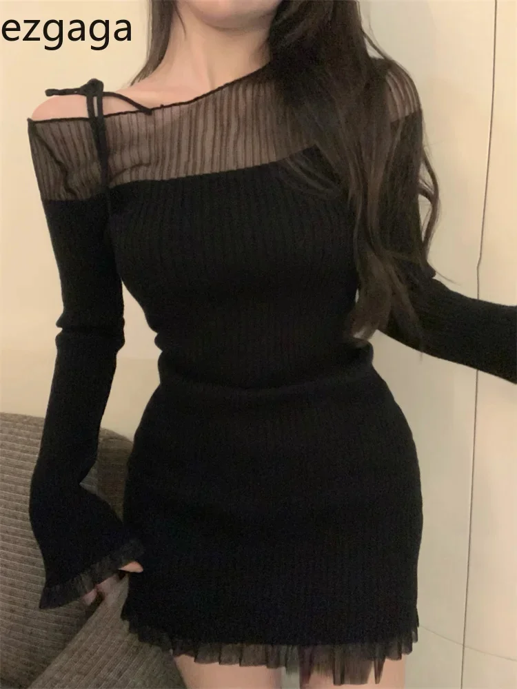 

Женское трикотажное платье-стрейч с открытыми плечами и оборками