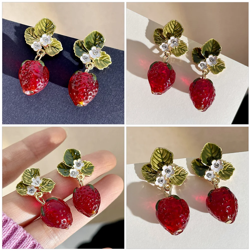 Серьги с клубникой висячие изящные милые для девочек-подростков модные из