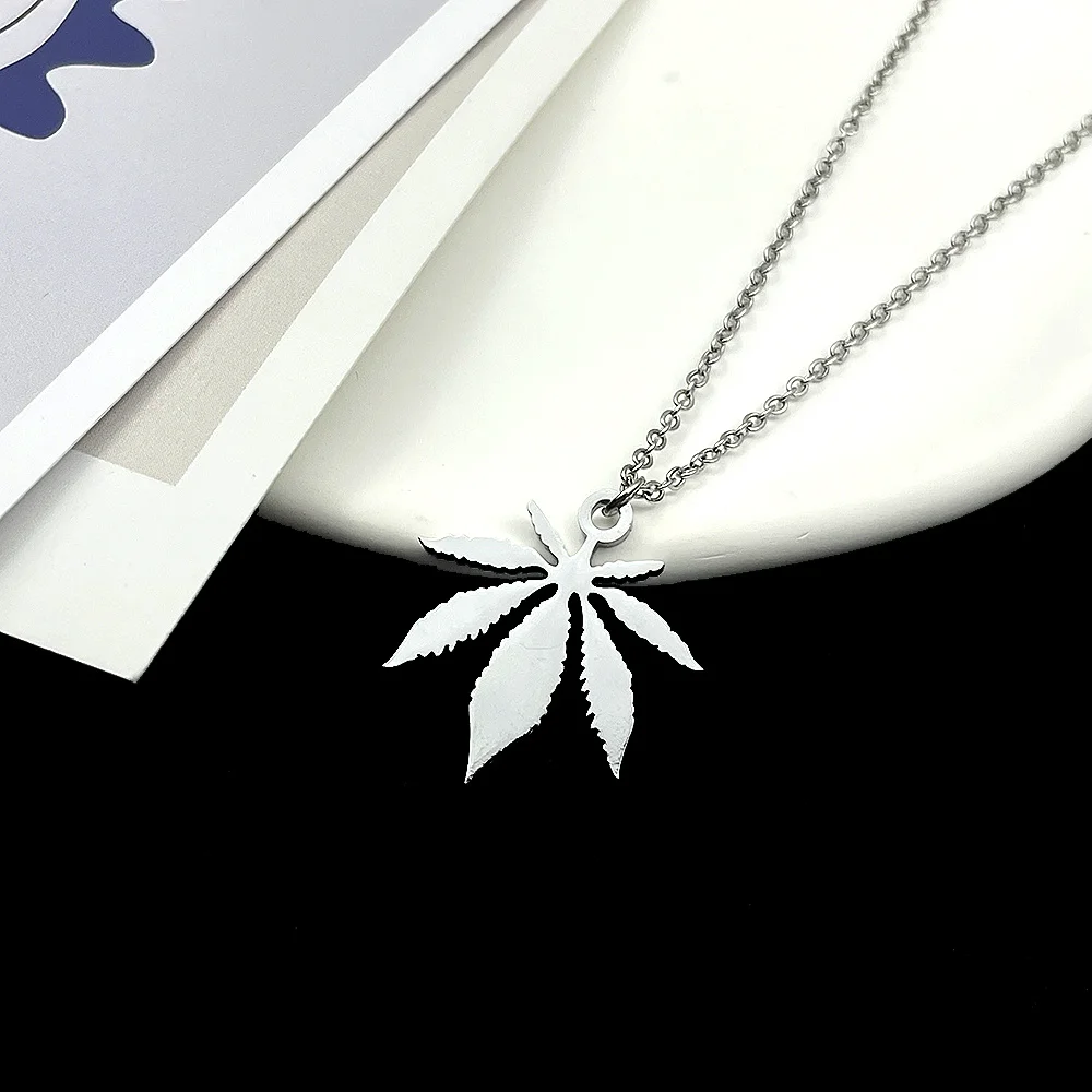 

Premium Maple Leaf Pendant Necklace For Women Men Stainless Steel Jewelry Personality Fashion Trend Gold/Silver Necklace Present