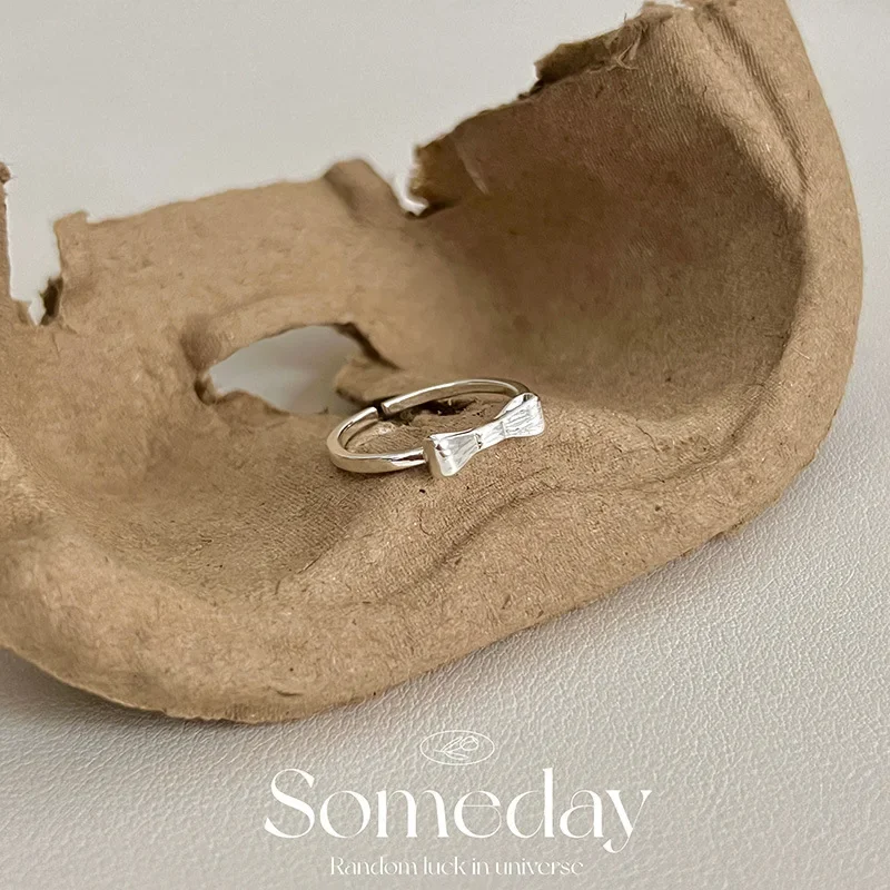 Модное роскошное женское кольцо нишевого дизайна элитное на ощупь новинка 2024