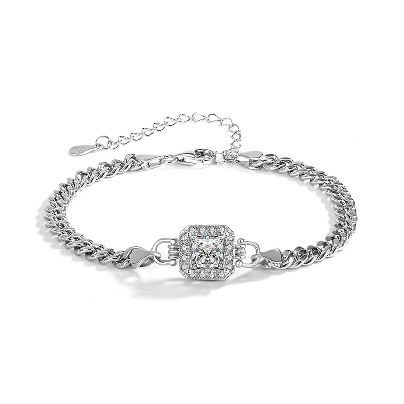 Женский браслет с муассанитом из серебра 925 пробы