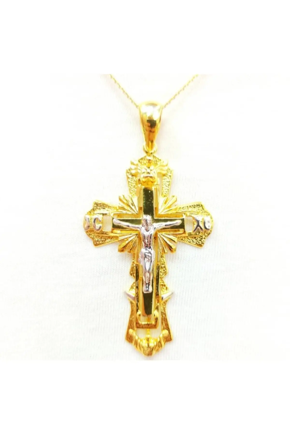 

Ожерелье большого размера с серебряным крестом