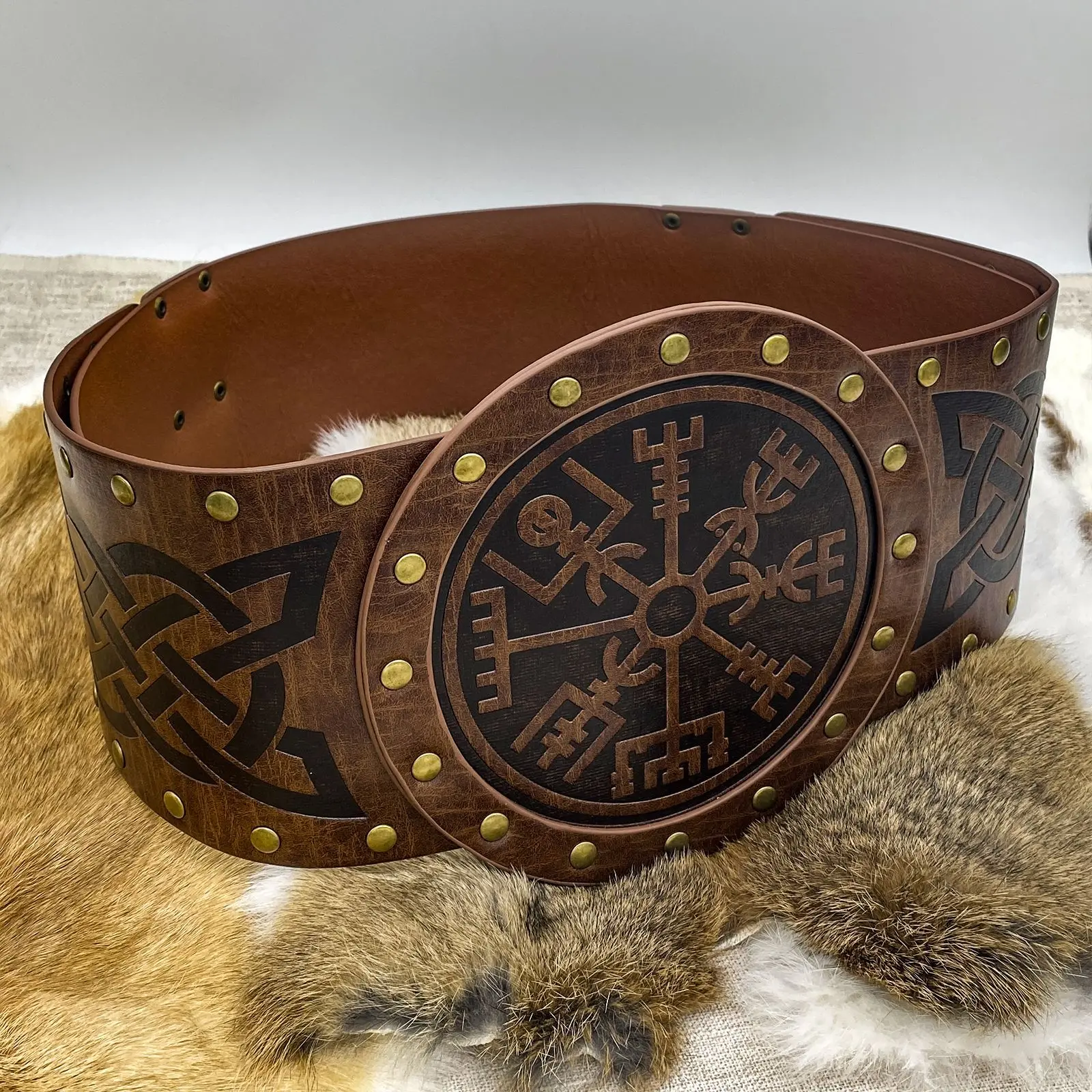 Скандинавский викинг-мужчина с кожаным поясом из компаса европейский