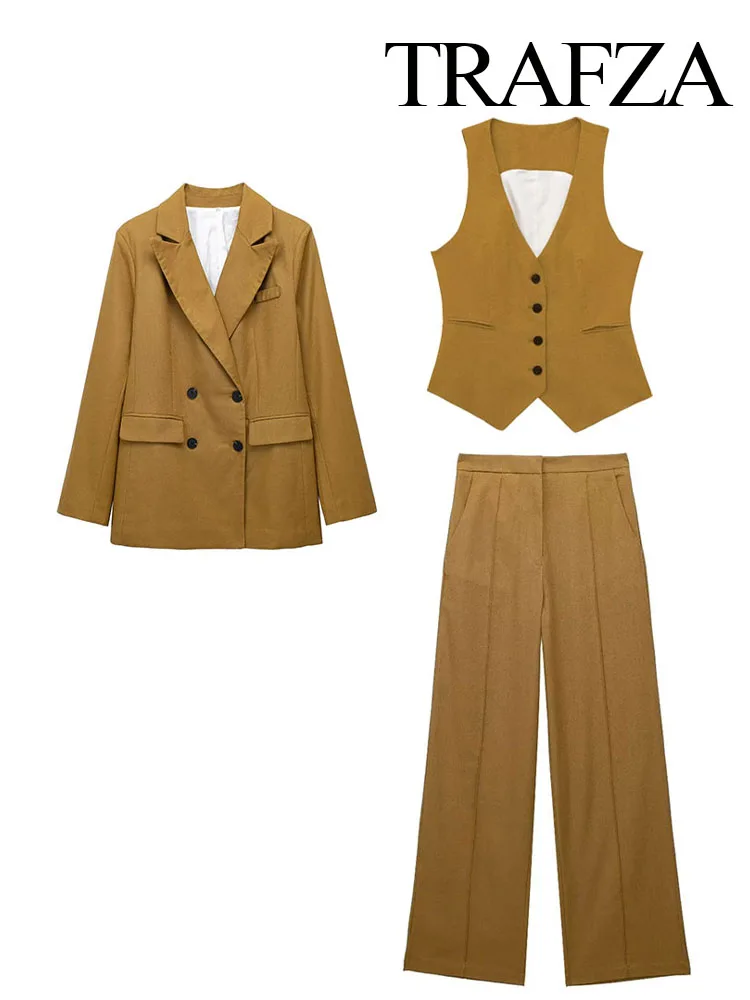 Рисунок 3 - Женский брючный костюм с двубортным