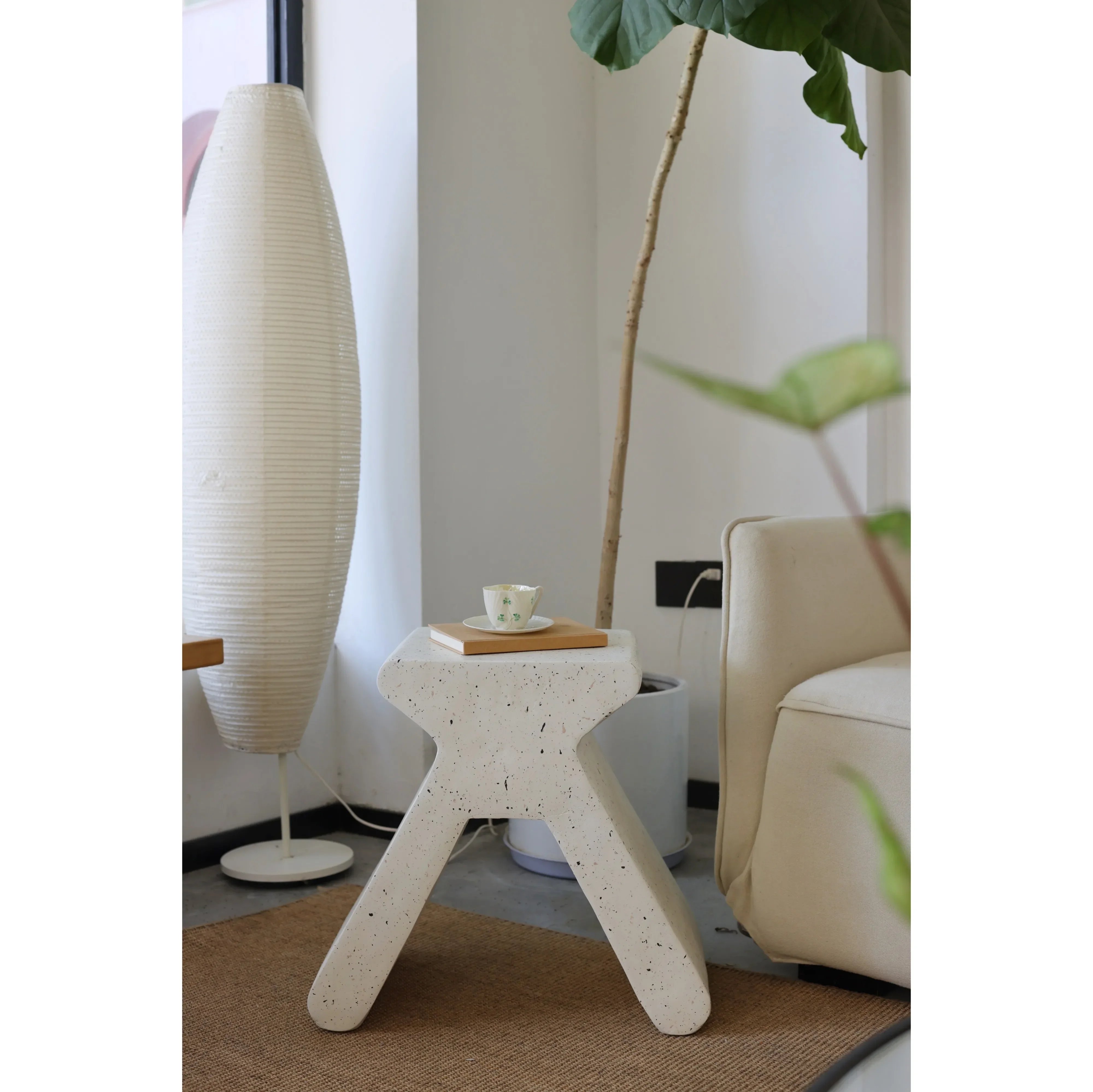 

Необычная имитация белого терраццо, чрезвычайно простой современный боковой стол, углы, художественный дизайн, милые мешки, мебель для гостиной