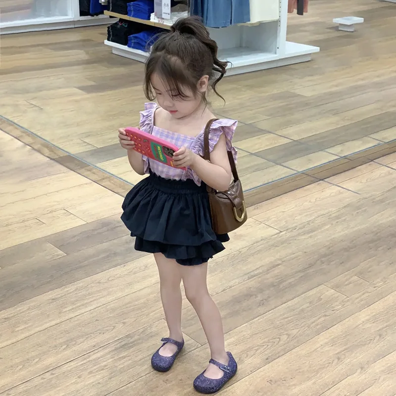 

Детская одежда, Новинка лета 2023, модный клетчатый кружевной топ с летящим рукавом для девочек, юбка-торт, брюки, комплект одежды для маленьких девочек