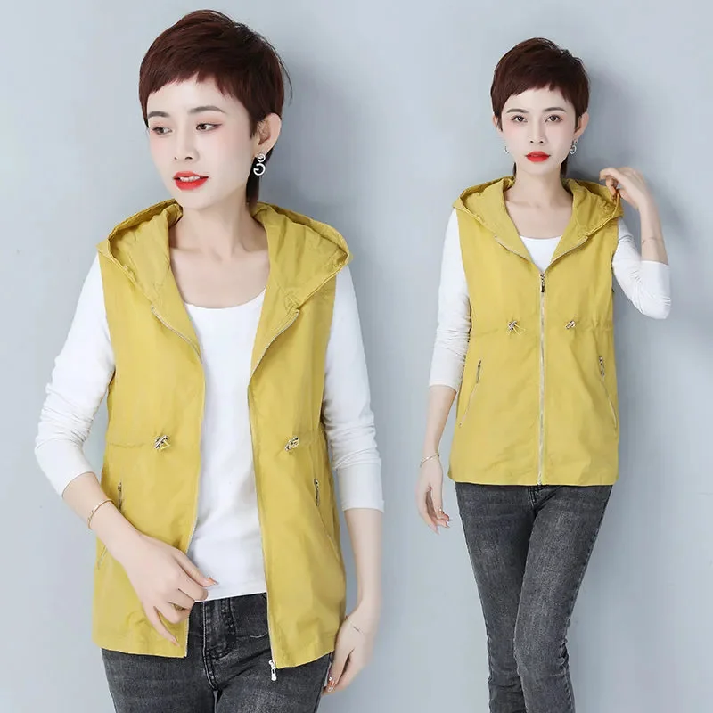 Женский однотонный жилет без рукавов с капюшоном