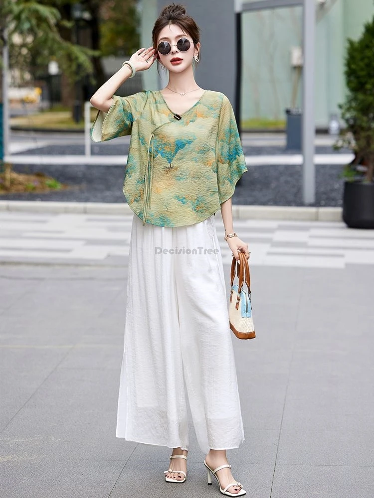 Женский костюм из двух предметов блузка с V-образным вырезом и рукавом до локтя