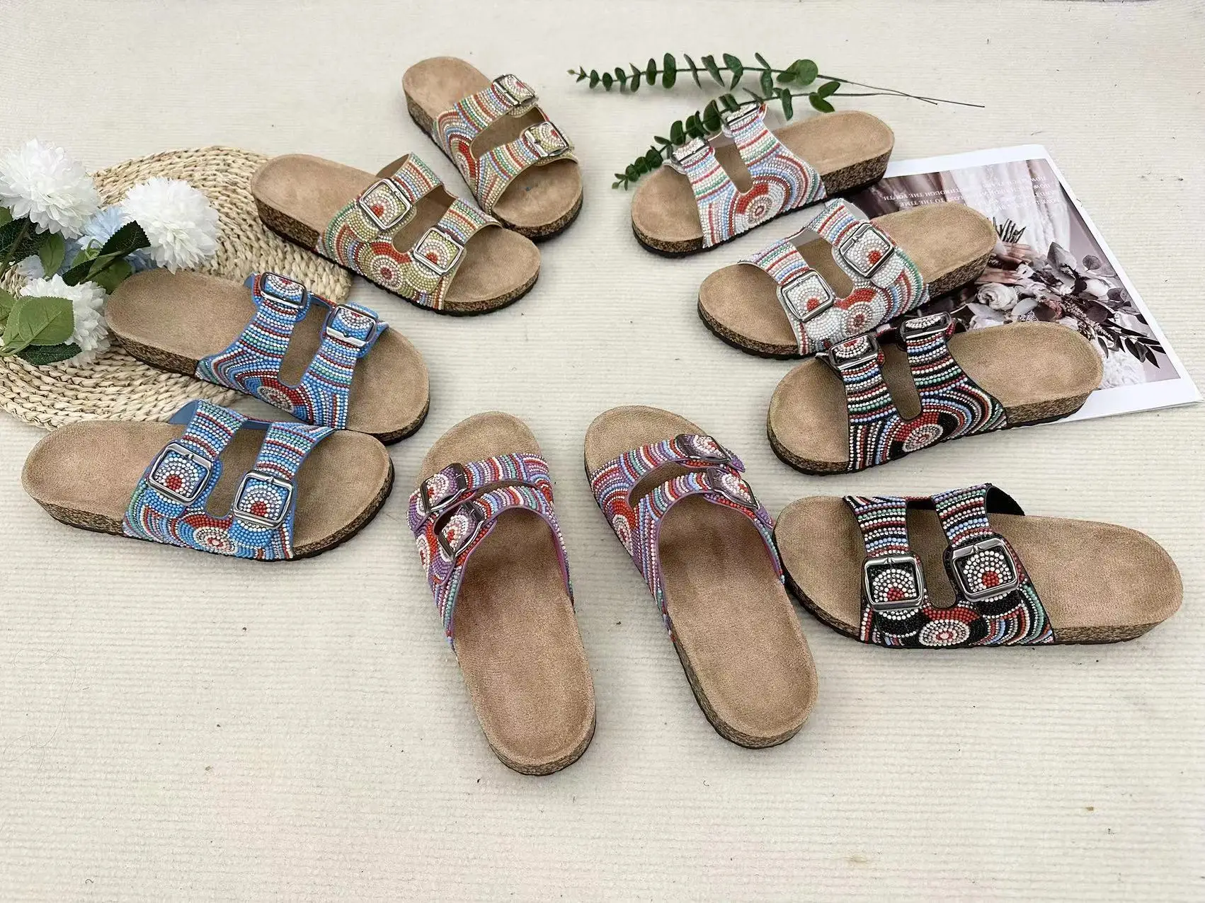 

2023 yeni Retro ünlü rüzgar çift toka matkap yüzey mantar terlik moda plaj terlikleri bir Flip-flop terlik kadın