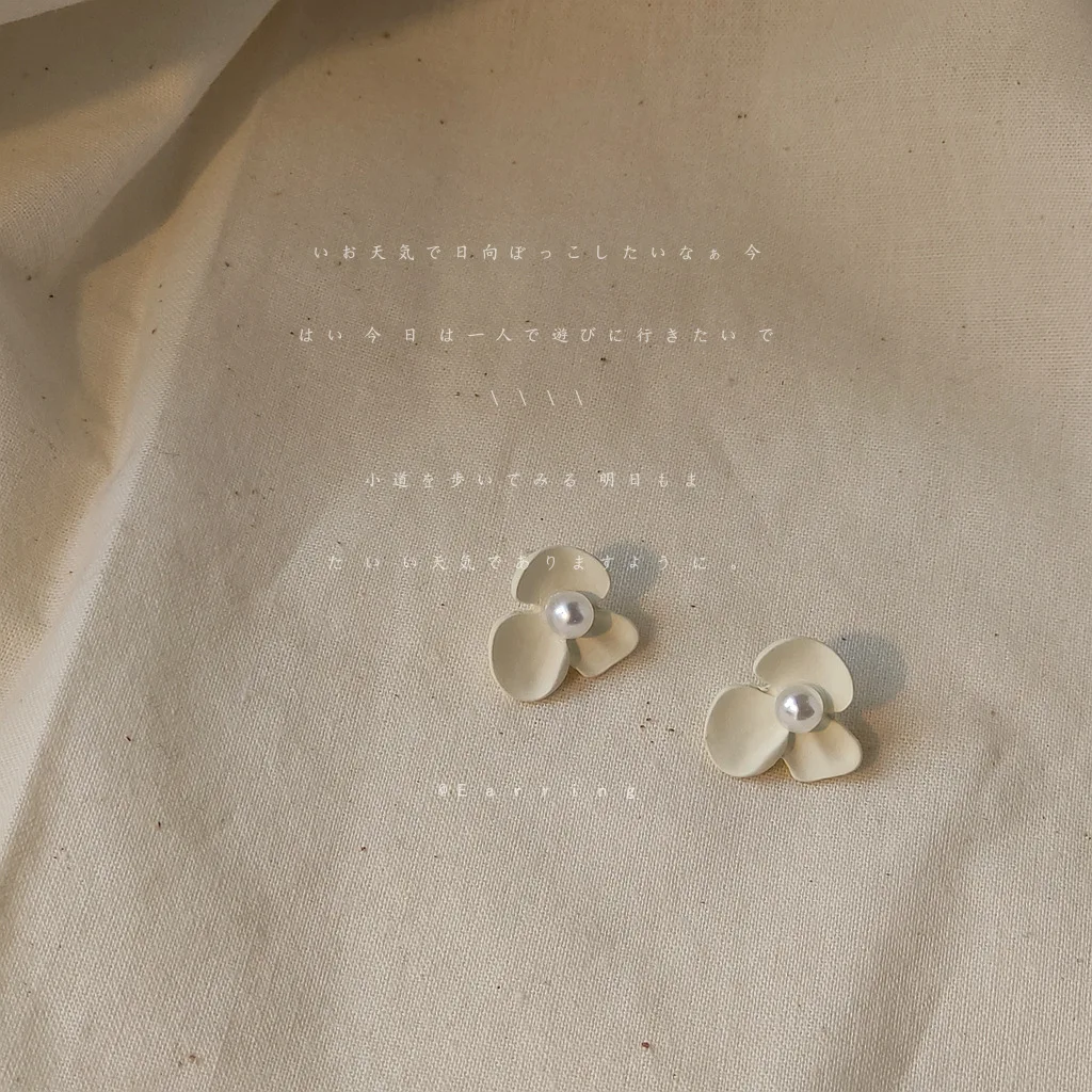 

Super Fairy Milk White Stud Earrings Ins Pearl Flower Simple 925 Silver Needle Earrings Women's Korean High-end Sense Earring
