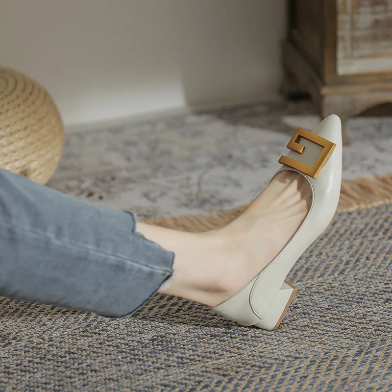 Кожаная женская обувь универсальная осенняя на низком каблуке с острым носком