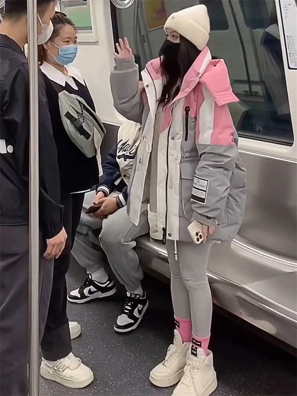 Рисунок 2 - Пуховик с капюшоном контрастных цветов для женщин