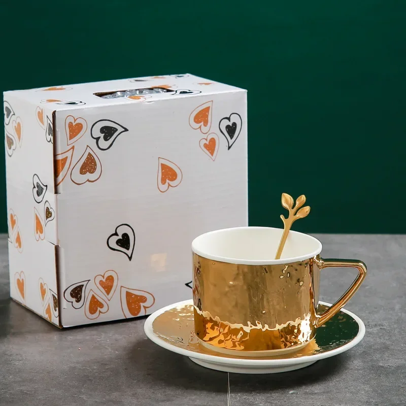 

Керамические кофейные чашки и блюдца с тиснением