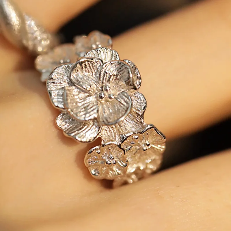Женское кольцо в виде цветка стиле ретро
