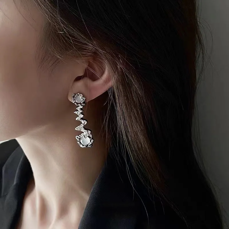 

Женские серьги-гвоздики из лунного камня, серебристого цвета