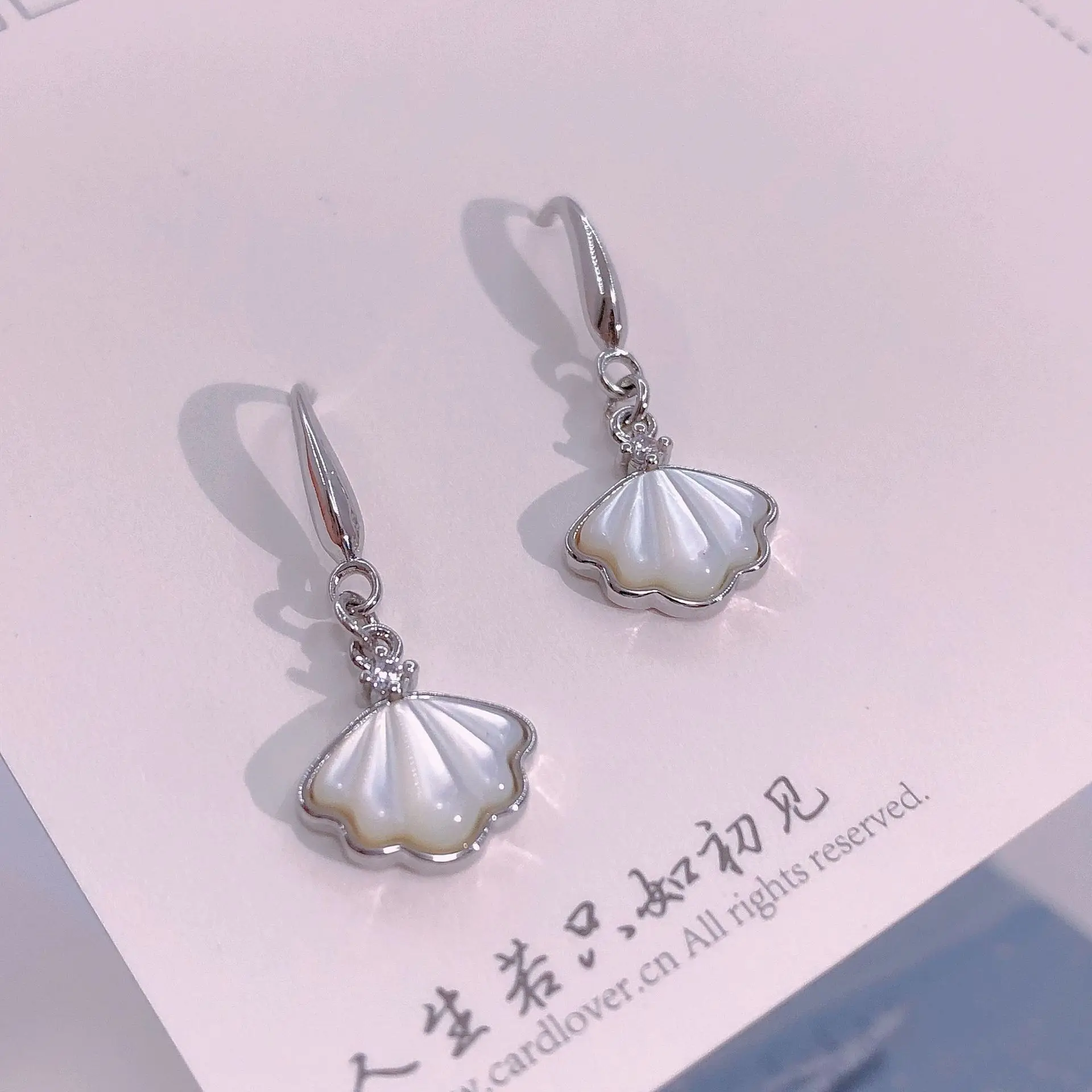 

Женские серьги-гвоздики из серебра 925 пробы с морской ракушкой