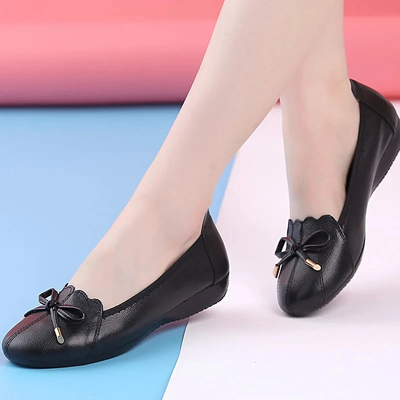 Women's Flat Ballet Shoes 2022 Genuine Leather Female Peas Shoes Large Size 35-42 Casual Soft Bottom Mother Single Shoes