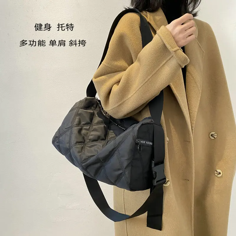 

One-shoulder Tote Bag Women's New Fashion Embroidered Thread Rhombic Pillow Bag Tide Korean Version of Solid Color Large-capacit
