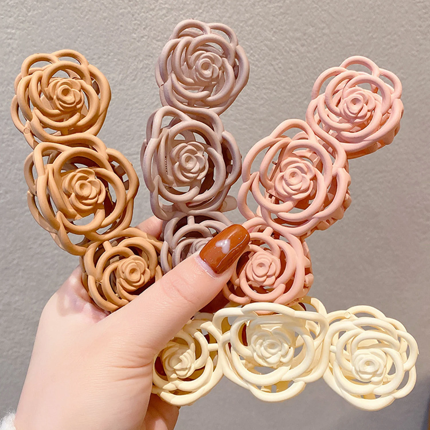 

Women Hair Claw Clips Korea Hollow Camellia Flower Hair Claws Hairpins Geometric Barrettes Crab Girl Headwear Hair Accessories
