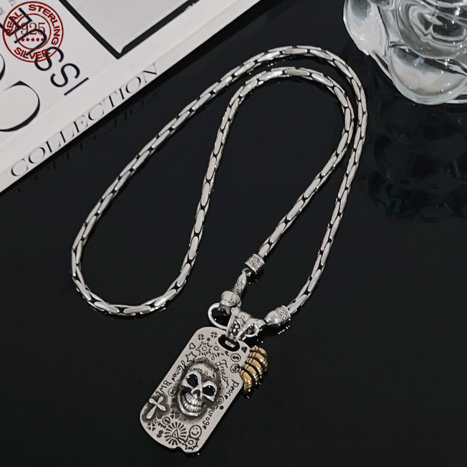 Серебряное ожерелье с черепом